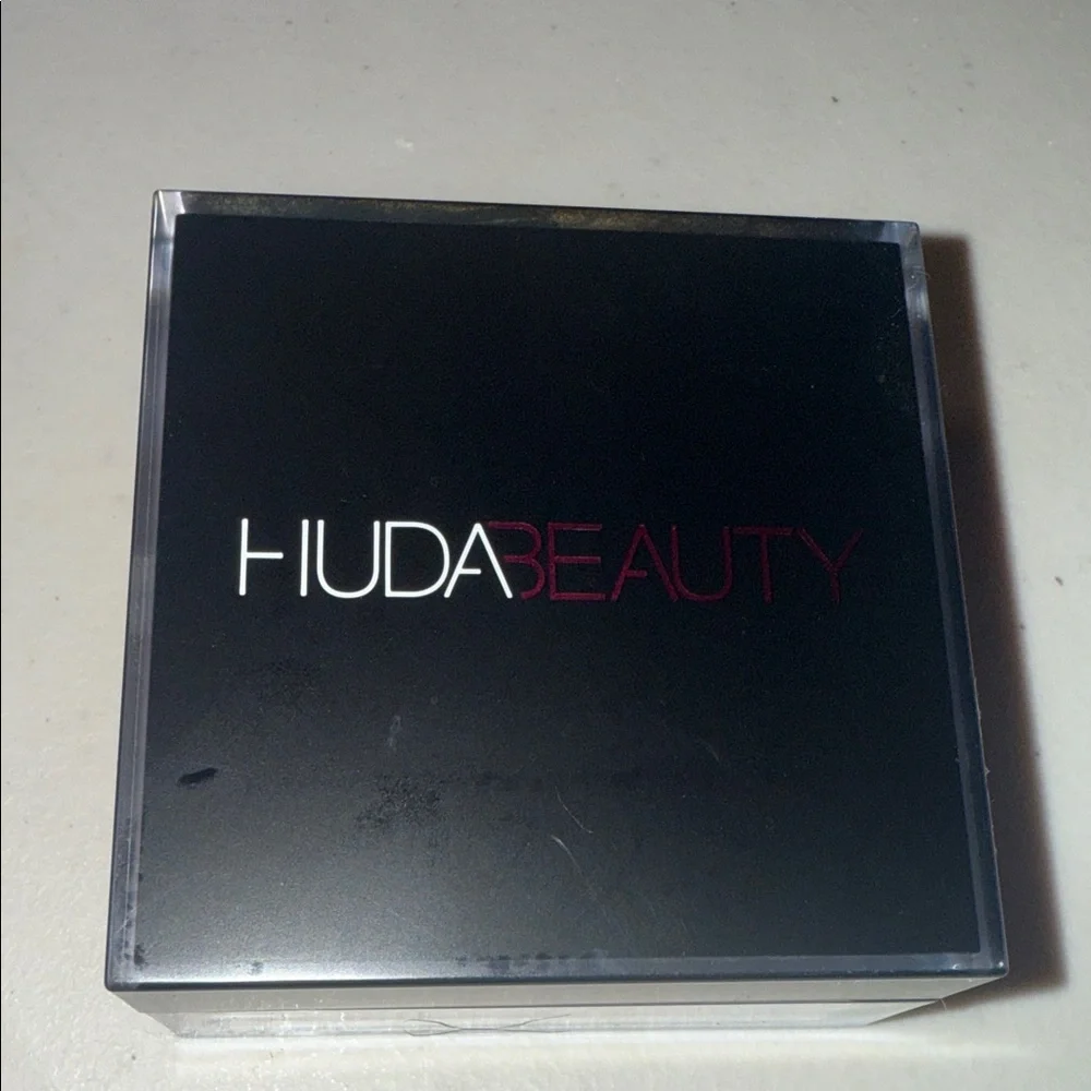 HUDA BEAUTY Translucent Loose Setting Powder - Pound Cake - Picture 2 of 3